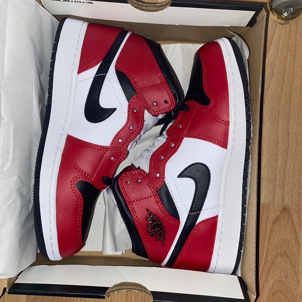 Jordan 1 Mid Chicago Black Toe